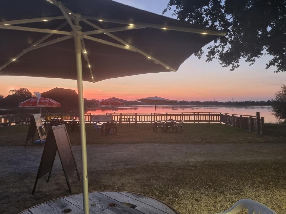 Camping Les Rives Du Lac Bois Morin Exterior foto